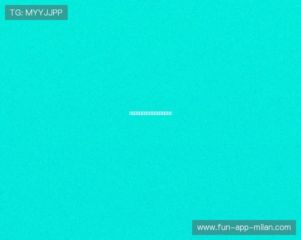 摔跤选手把对方摔出垫子，撞倒记分牌